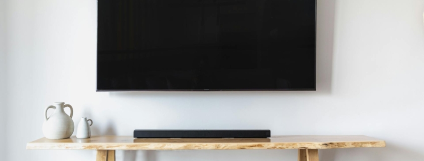 Power audio czy soundbar? Różnice, zastosowania i wybór do mieszkania