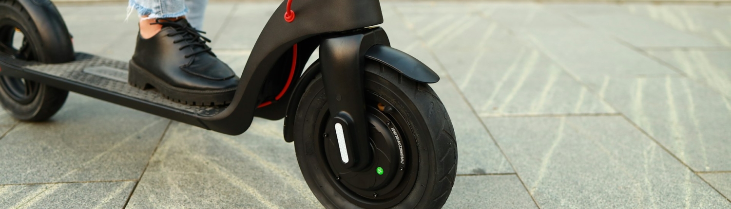 Hulajnoga elektryczna jesienią jak bezpiecznie jeździć, gdy robi się chłodno Hulajnoga elektryczna jesienią: jak bezpiecznie jeździć, gdy robi się chłodno?