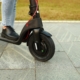 Hulajnoga elektryczna jesienią: jak bezpiecznie jeździć, gdy robi się chłodno?
