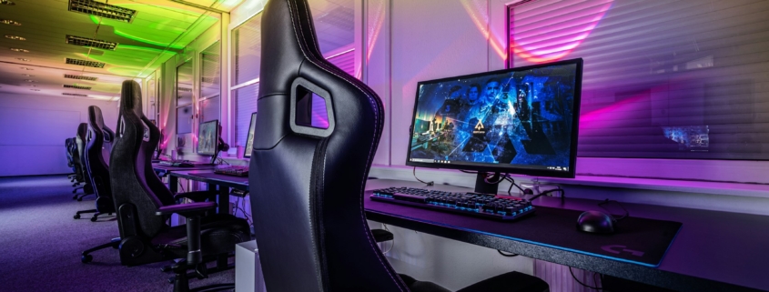 Fotel gamingowy czy biurowy? Co sprawdzi się lepiej w pracy zdalnej? Gaming