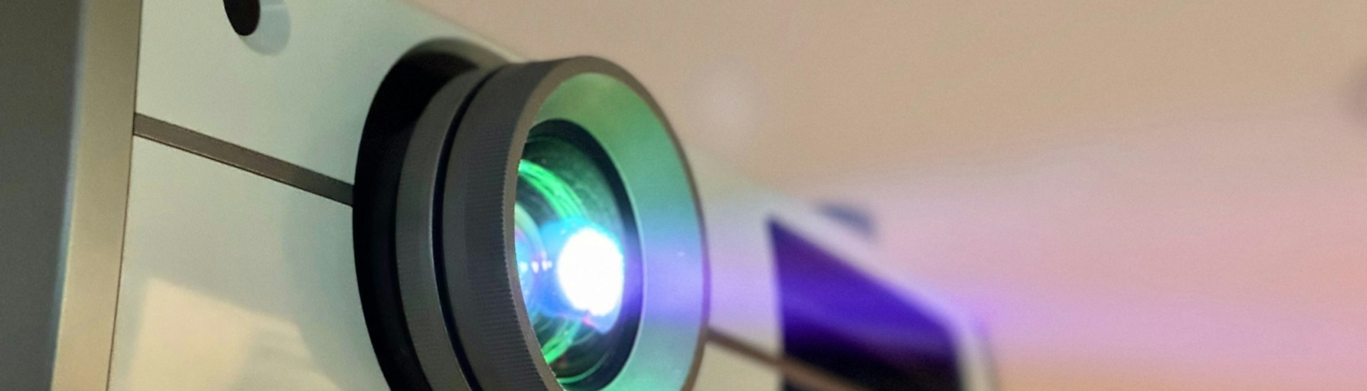 Jak dobrać projektor do oglądania filmów i seriali w jakości Full HD Jak dobrać projektor do oglądania filmów i seriali w jakości Full HD