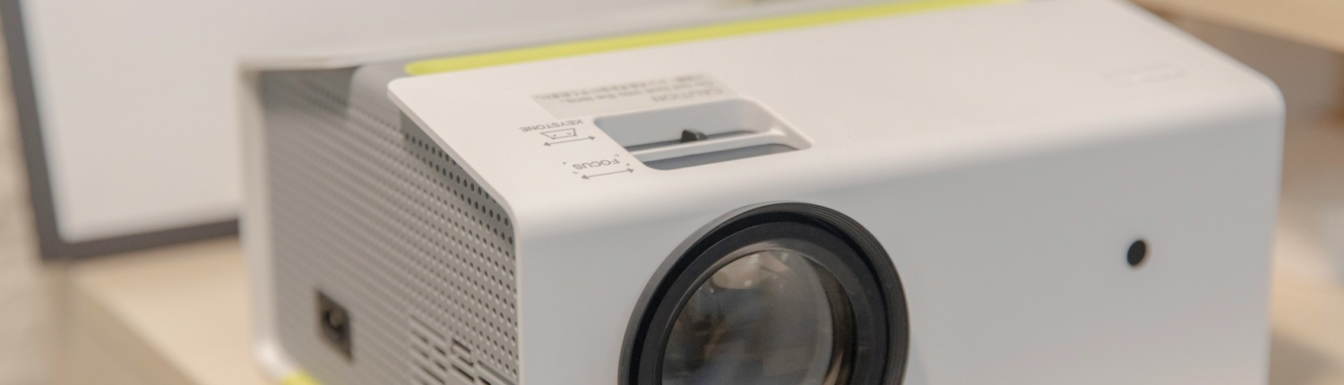 Jak stworzyć kino domowe bez telewizora – kompletny poradnik Jak stworzyć kino domowe bez telewizora – kompletny poradnik