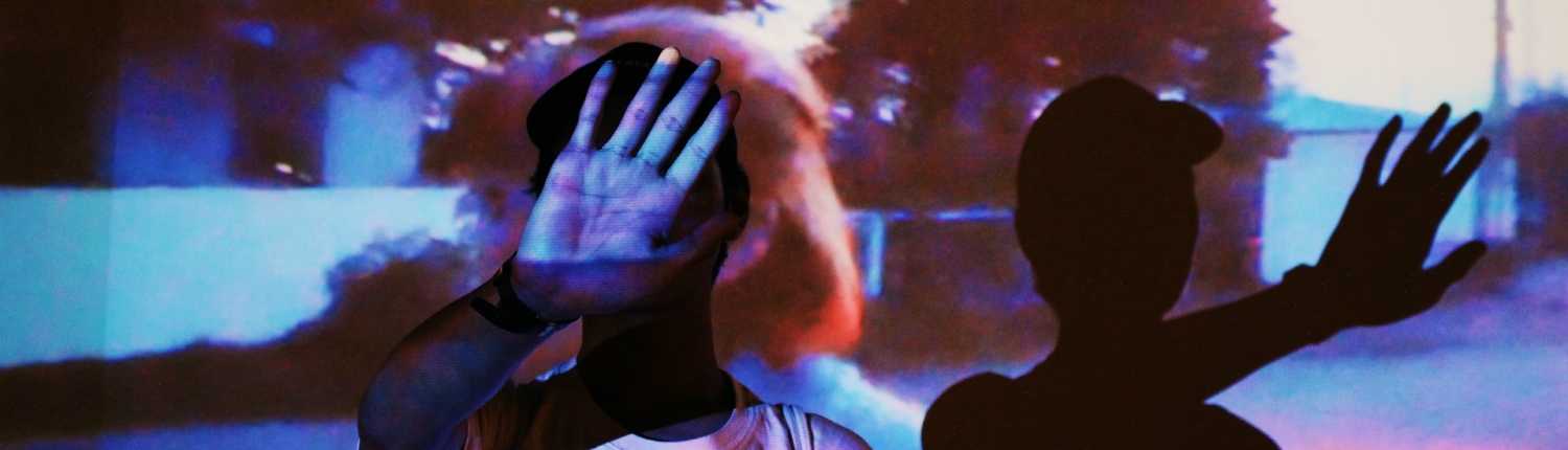 Kino domowe w małym mieszkaniu – jak uzyskać duży obraz na niewielkiej przestrzeni?