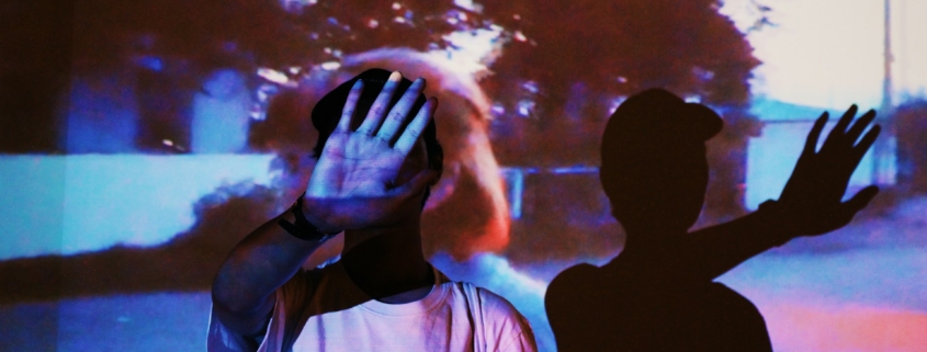 Kino domowe w małym mieszkaniu – jak uzyskać duży obraz na niewielkiej przestrzeni?