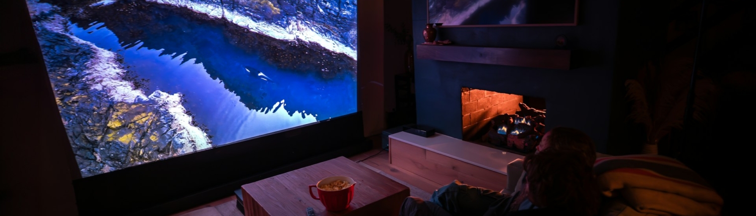 Projektor zamiast telewizora – czy to się opłaca w 2026 roku?