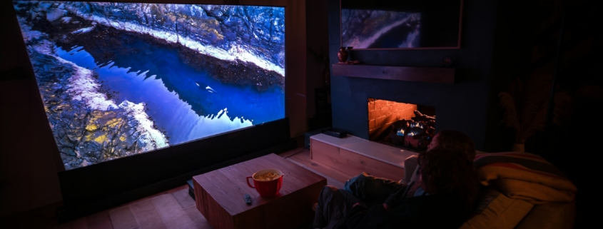 Projektor zamiast telewizora – czy to się opłaca w 2026 roku?
