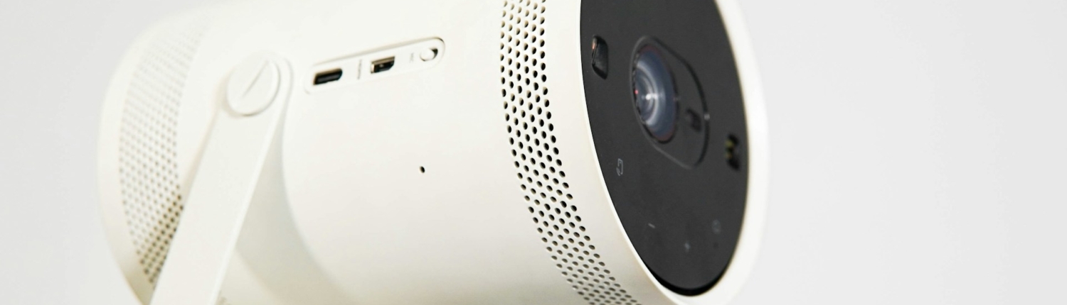 Sterowanie głosowe w projektorach – jak działa i kiedy naprawdę się przydaje