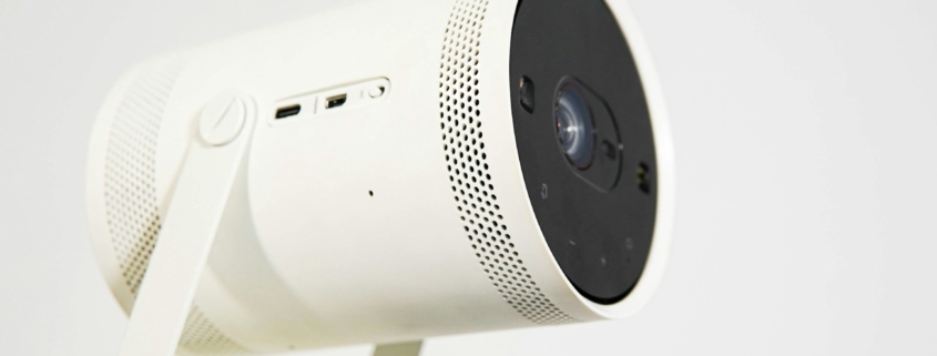 Sterowanie głosowe w projektorach – jak działa i kiedy naprawdę się przydaje